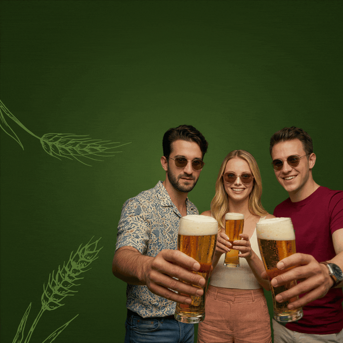 tres chicos bebiendo cerveza