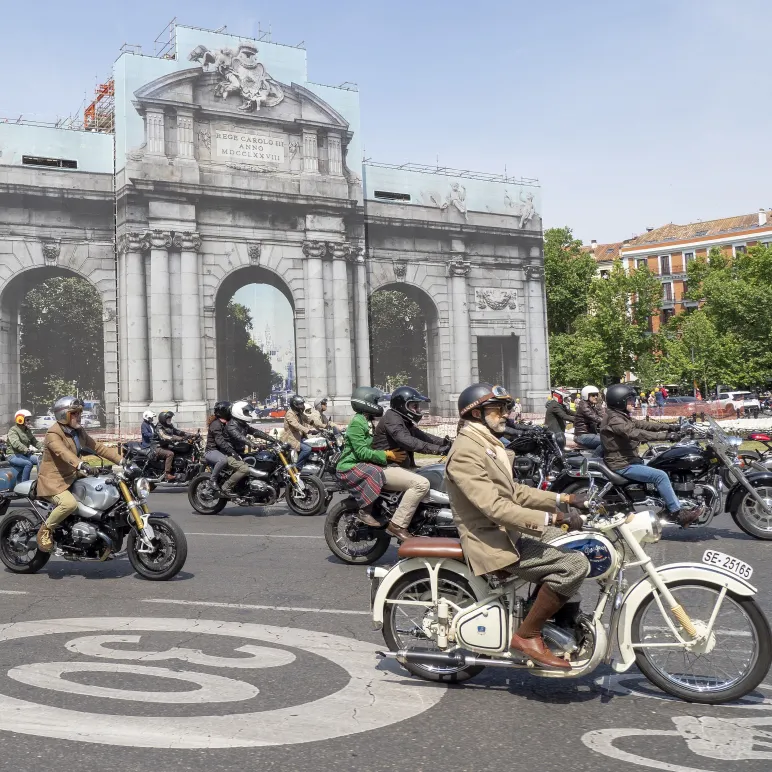 Moteros en la Puerta de Alcalá
