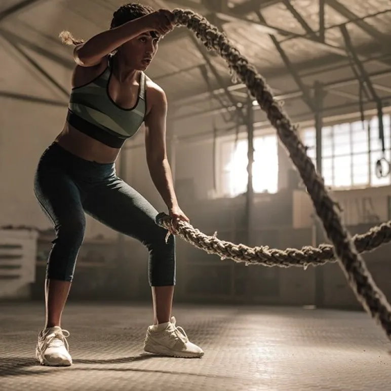 chica entrenando gimnasio