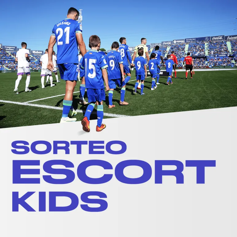 Campo de futbol con jugadores