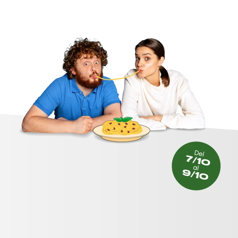 dos chicos comiendo un plato de pasta