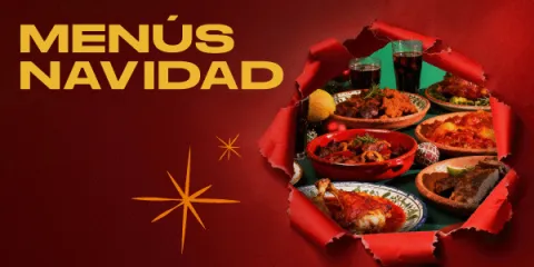 cena de platos navideños sobre fondo de papel dee regalo abriéndose